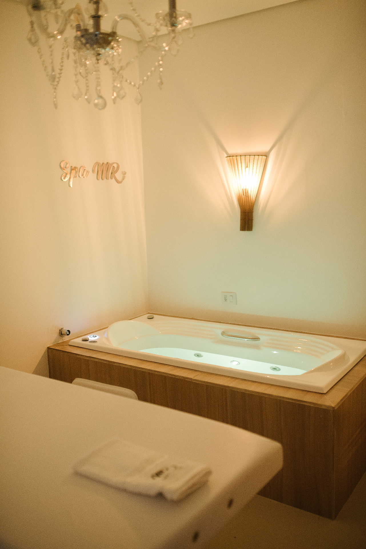 Spa MR com jacuzzi e iluminação intimista